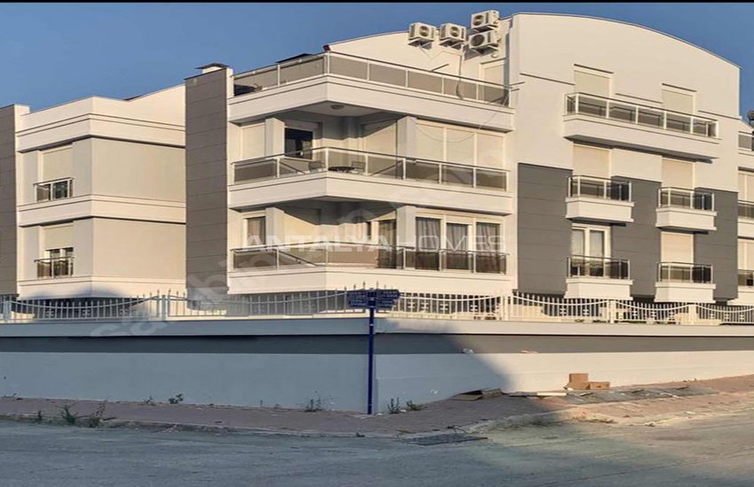 Affordably Priced Apartment in a Complex in Antalya 1