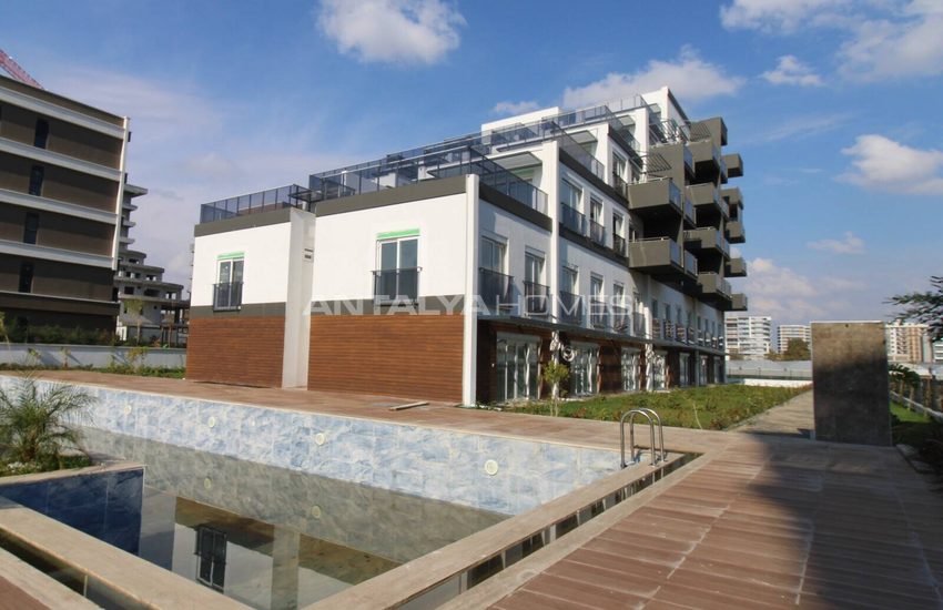 Large Terraced Apartments in Perfect Location in Antalya 2