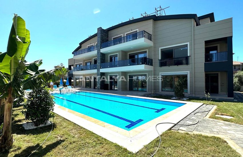 Belek'te Halk Plajına Yakın Havuzlu Sitede Lüks Daireler