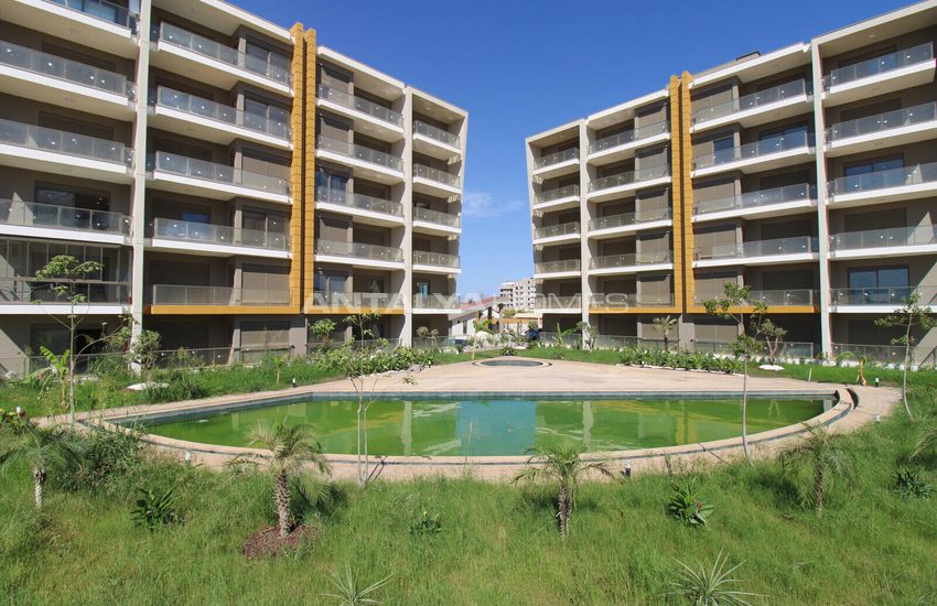 Antalya Aksu'da Site İçerisinde Havuz Manzaralı Daireler