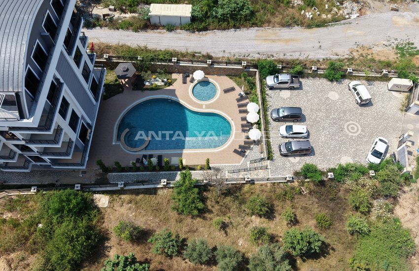 Alanya Oba'da Doğa İle İç İçe Havuzlu Sitede Daireler