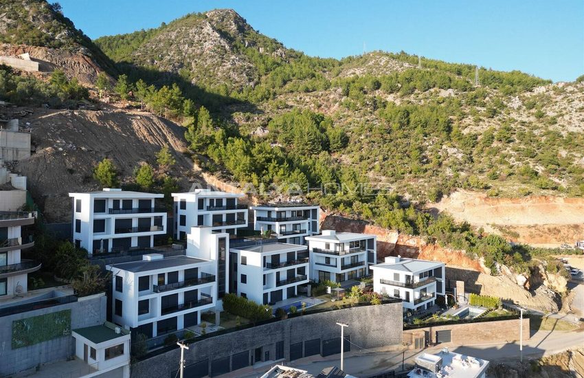 Sea View Property with Private Pool and Garden in Alanya 1