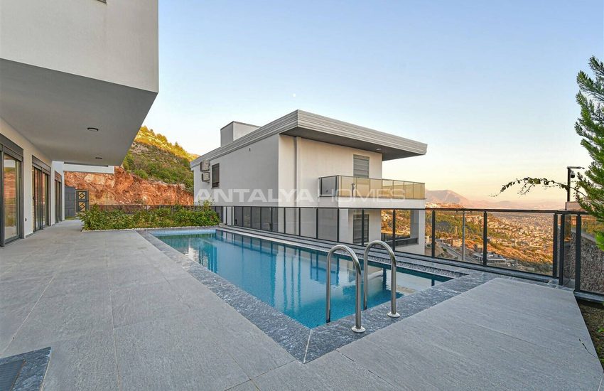 Sea View Property with Private Pool and Garden in Alanya 2