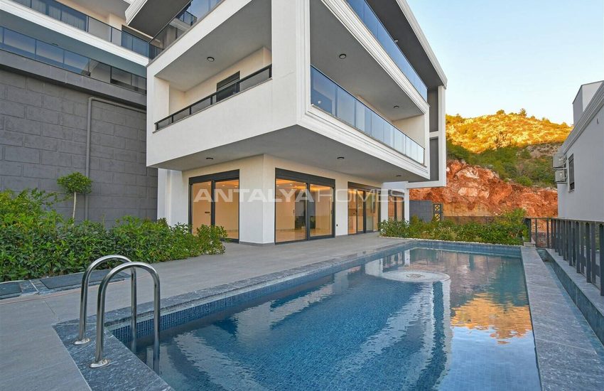Sea View Property with Private Pool and Garden in Alanya 3