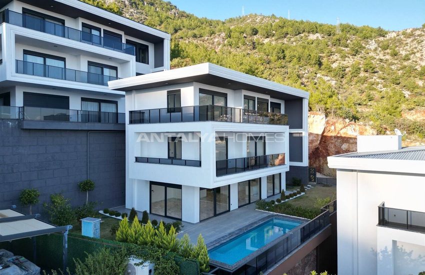 Sea View Property with Private Pool and Garden in Alanya