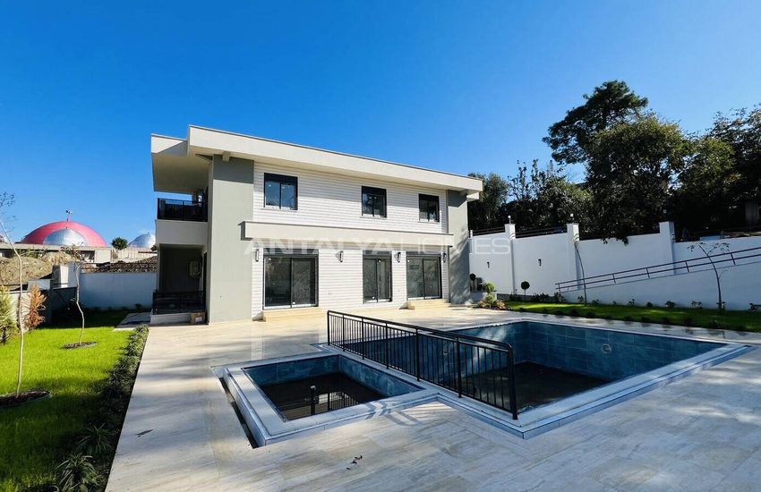 Detached Villa with a Private Pool in Kemer Center 3