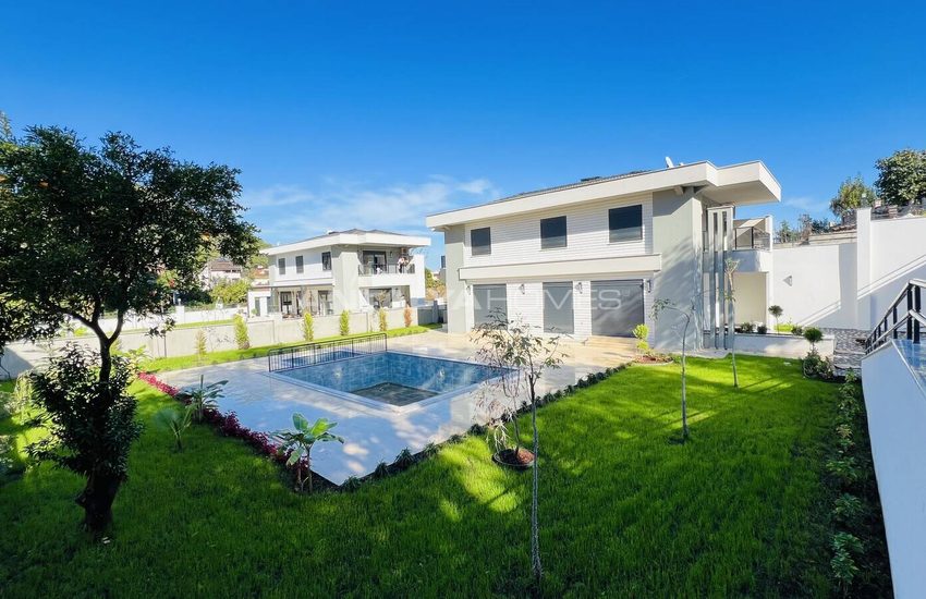 Detached Villa with a Private Pool in Kemer Center 1