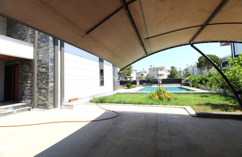 Antalya Serik'te Denize Yakın Havuzlu Müstakil Villa 12
