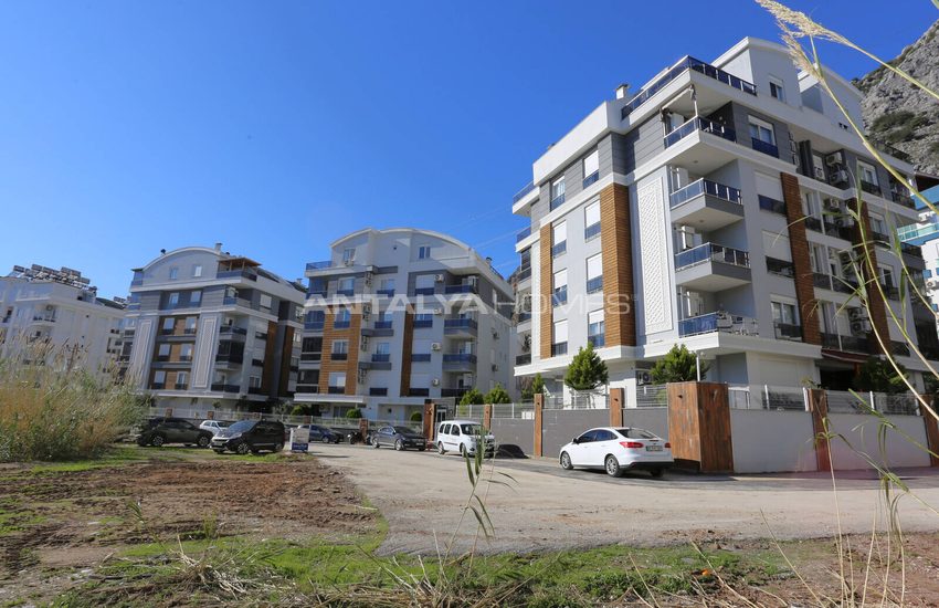 Flat in a Complex with Pool in Konyaalti Antalya 1