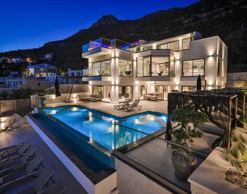 Villa Met Zeezicht En Uitgebreide Voorzieningen In Kalkan, Antalya 1