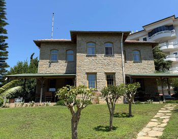Alanya'da Özel Tasarımlı Geniş Müstakil Villa 2