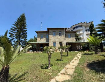 Alanya'da Özel Tasarımlı Geniş Müstakil Villa 1