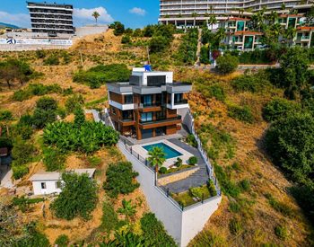Alanya'da Deniz Manzaralı ve Havuzlu Müstakil Şık Villa 2