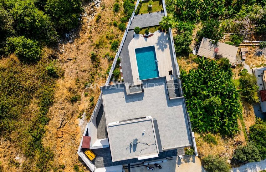 Alanya'da Deniz Manzaralı ve Havuzlu Müstakil Şık Villa 4