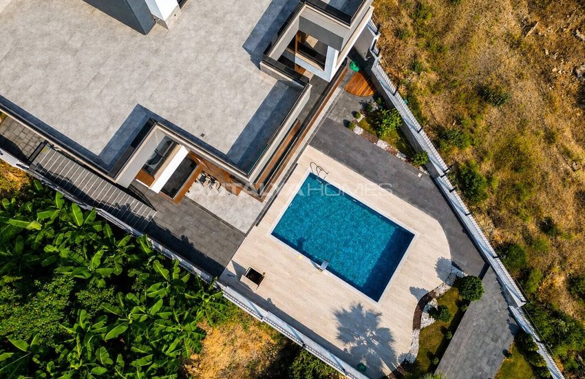 Alanya'da Deniz Manzaralı ve Havuzlu Müstakil Şık Villa 3