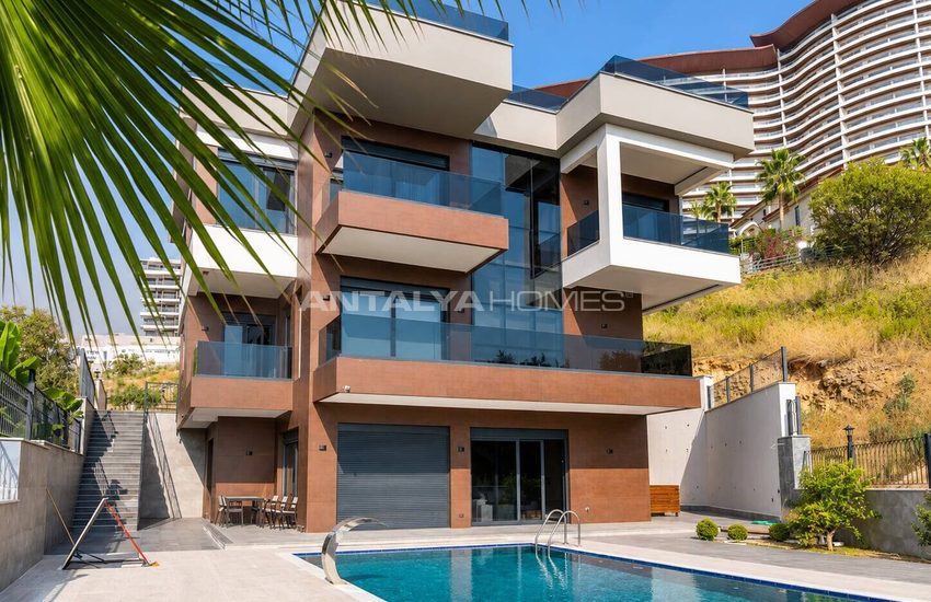 Alanya'da Deniz Manzaralı ve Havuzlu Müstakil Şık Villa