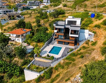 Alanya'da Deniz Manzaralı ve Havuzlu Müstakil Şık Villa 3