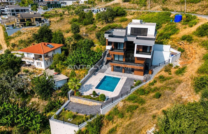 Alanya'da Deniz Manzaralı ve Havuzlu Müstakil Şık Villa 2