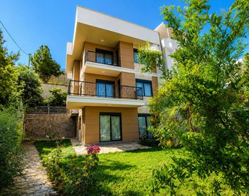 Alanya'da Geniş Yaşam Alanlarına Sahip Şehir Manzaralı Villa 1