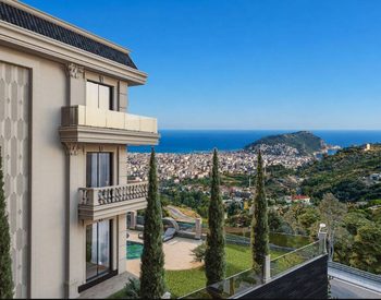 Alanya'da Deniz ve Doğa Manzaralı Satılık Villa 2