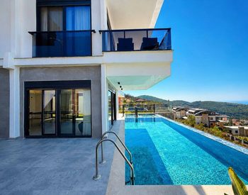 Alanya’da Havuzlu ve Deniz Manzaralı Şık Müstakil Ev 3