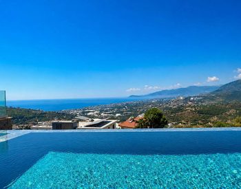 Alanya’da Havuzlu ve Deniz Manzaralı Şık Müstakil Ev 2