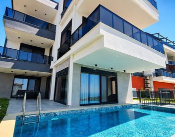 Alanya’da Havuzlu ve Deniz Manzaralı Şık Müstakil Ev 1