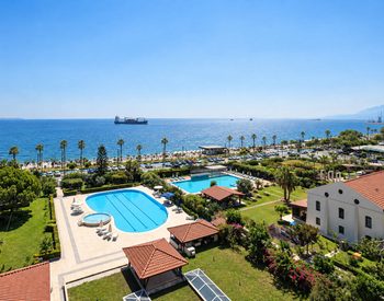 Apartment in a Seafront Complex with Pool in Konyaaltı Antalya 2