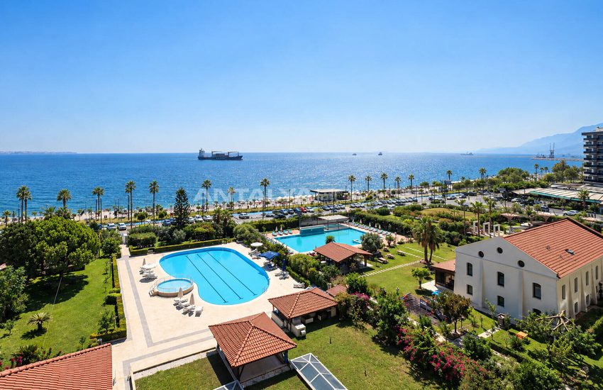 Apartment in a Seafront Complex with Pool in Konyaaltı Antalya 1