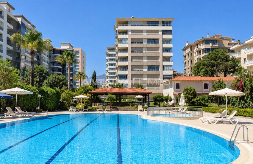 Apartment in a Seafront Complex with Pool in Konyaaltı Antalya