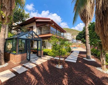 Alanya'da Deniz Manzaralı ve Havuzlu 4 Yatak Odalı Villa 3