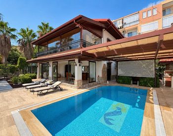 Alanya'da Deniz Manzaralı ve Havuzlu 4 Yatak Odalı Villa 2
