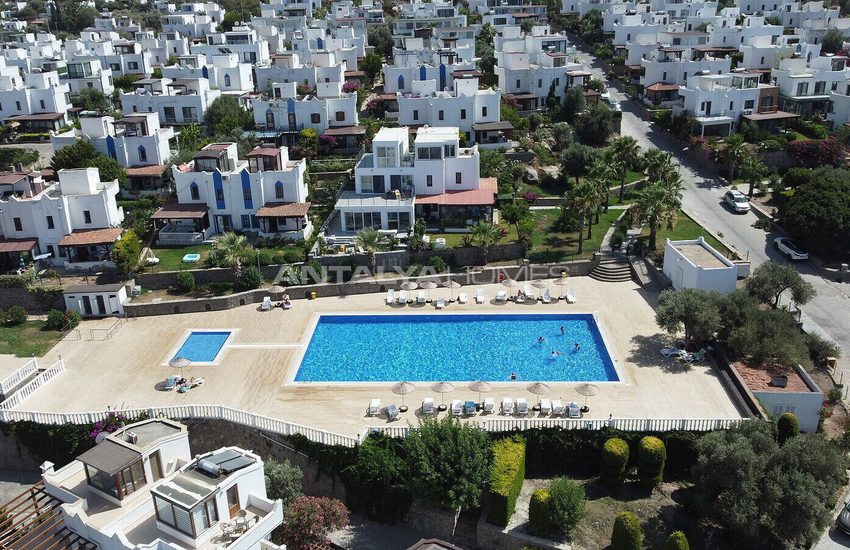 Sea View Semi-detached Villa with Garden in Bodrum Turkbuku 1