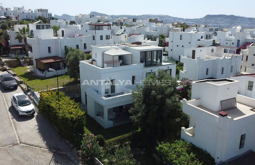 Sea View Semi-detached Villa with Garden in Bodrum Turkbuku 4
