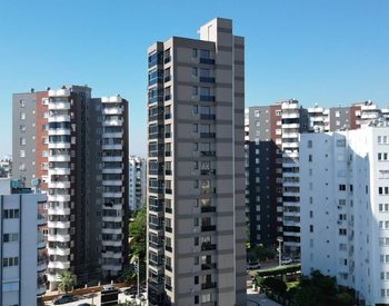 Квартиры на третьем этаже в 200 м от моря в Мезитли, Мерсин 1