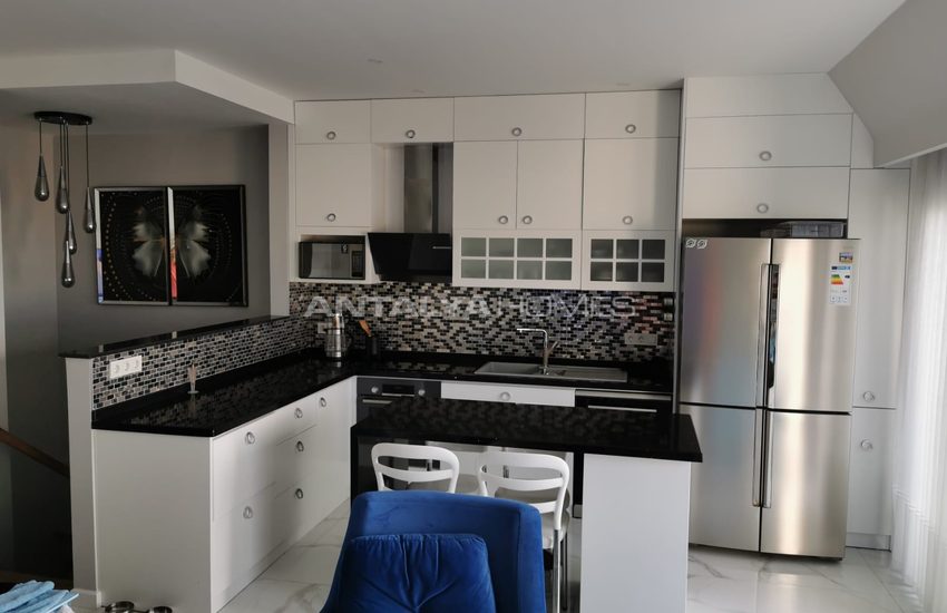 Centrally Located Apartment in a Complex in Alanya Carsi 4