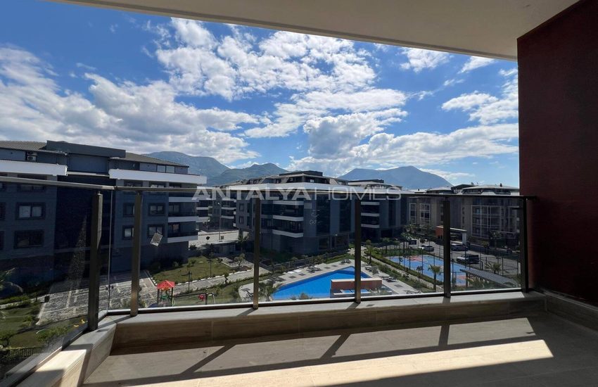 Real Estate in a Complex with Swimming Pool in Alanya Oba 13