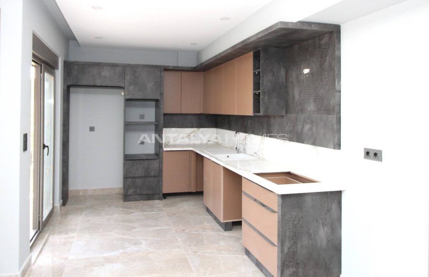 Belek'te Halk Plajına Yakın Havuzlu Sitede Lüks Daireler 26