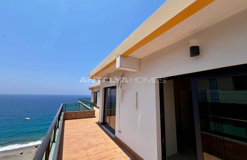 Beachfront Real Estate with Pool in Mahmutlar Alanya 33
