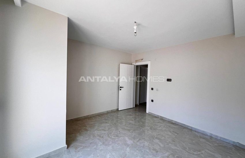 Beachfront Real Estate with Pool in Mahmutlar Alanya 29