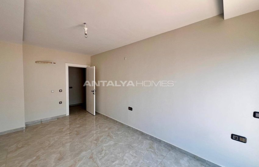 Beachfront Real Estate with Pool in Mahmutlar Alanya 30