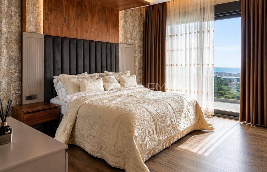 Alanya'da Deniz Manzaralı ve Havuzlu Müstakil Şık Villa 34
