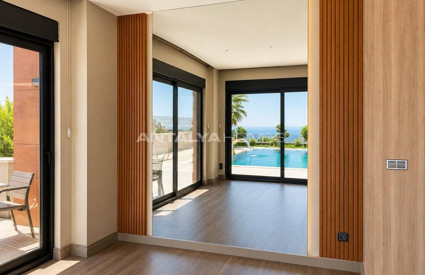 Alanya'da Deniz Manzaralı ve Havuzlu Müstakil Şık Villa 51