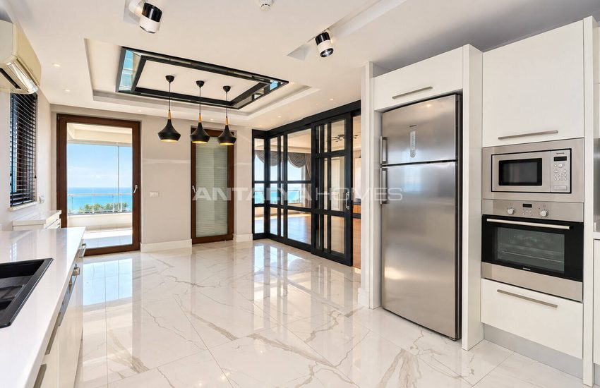 Apartment in a Seafront Complex with Pool in Konyaaltı Antalya 16
