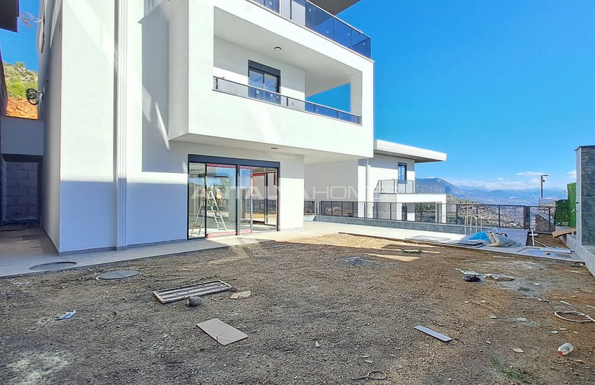 Sea View Property with Private Pool and Garden in Alanya 40