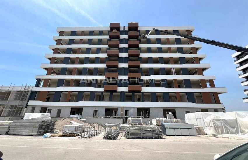 Antalya Kepez'de Havuzlu ve Güvenlikli Sitede Daireler 36