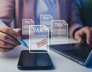 مستندات مالية وعقارية ترمز إلى انخفاض ضريبة الميراث وبرنامج سلام الأصول في تركيا لحماية ثروات المستثمرين الأجانب وتسهيل نقل الأموال